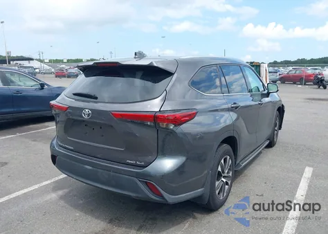 2021 Toyota Highlander Xle z USA, uszkodzony, nr VIN 5TDGZRBH8MS536726